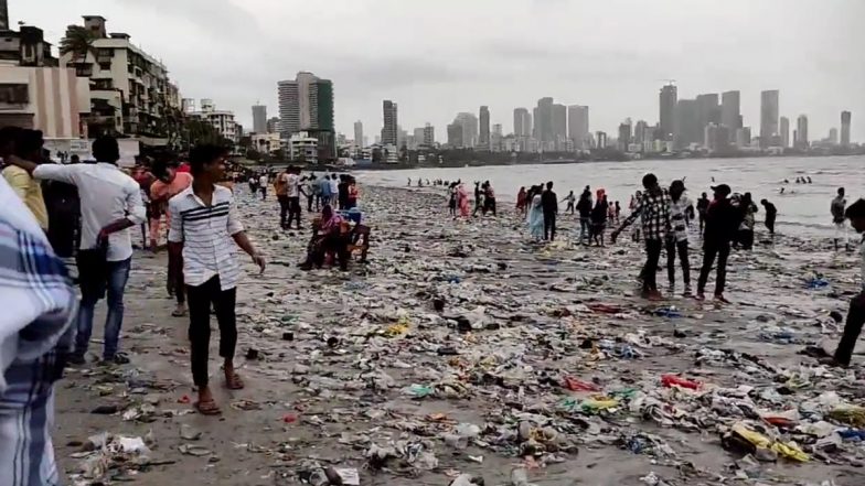 Mahim Beach in Mumbai Gets ‘Return Gift From Arabian Sea’! Watch Viral Video of Littered Beach Piled Up With Tons of Waste