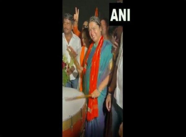 India News | Prez Polls: Union Minister Meenakashi Lekhi Tries Her Hand on Drum to Celebrate Murmu's Victory