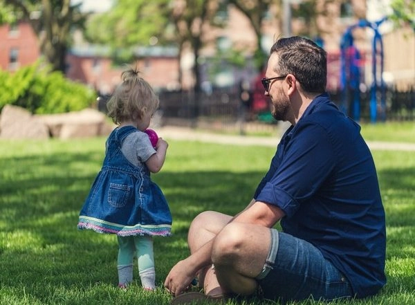Lifestyle News | Depression in Fathers and Children Linked, Regardless of Genetic Relatedness: Research