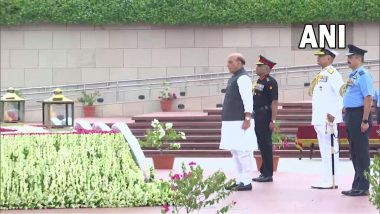 Kargil Vijay Diwas 2022: Defence Minister Rajnath Singh Pays Tribute to War Heros at National War Memorial in Delhi