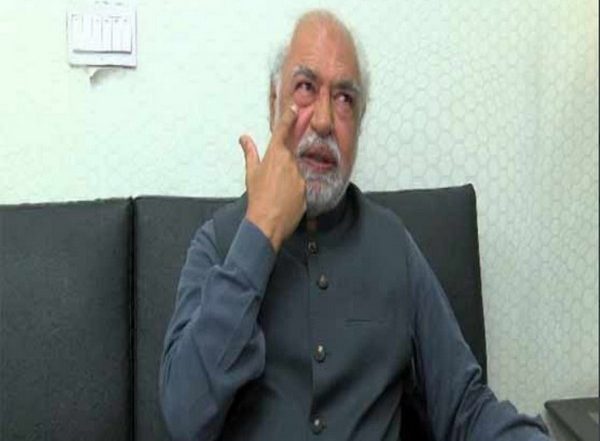World News | Pakistan: Senior Journalist Ayaz Amir Attacked by 'unidentified Men'