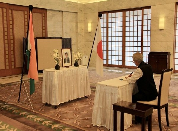 World News | Jaishankar Visits Japanese Embassy, Condoles Shinzo Abe's Assassination