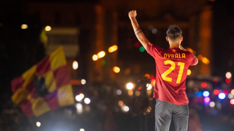 Paulo Dybala, Argentine Star, Unveiled As New Roma Player in Front of Fans (Watch Video)