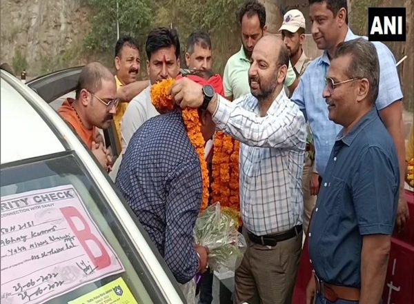 India News | J-K: Pilgrims for Amarnath Yatra Formally Welcomed at Nashri by District Commissioner