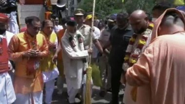 Jagannath Rath Yatra 2022: Maharashtra Governor Bhagat Singh Koshyari Sweeps Path of Yatra with A Broom in Mumbai