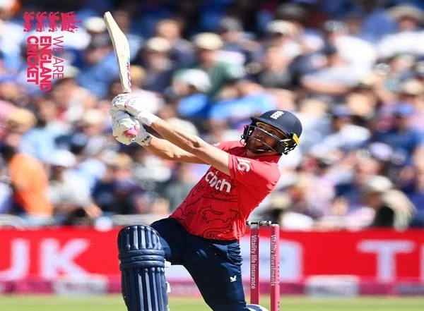 Sports News | Top Knocks from Malan, Livingstone Help England Post Intimidating 215/7 Against India in Final T20I
