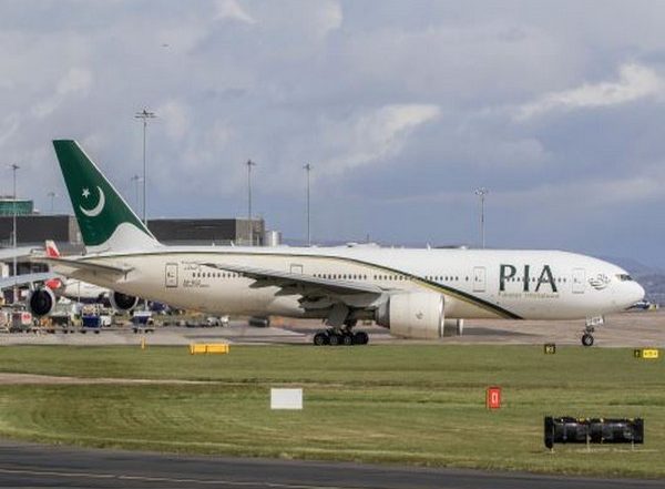 Wear Undergarments' Diktat Issued by Pakistan International Airlines; Formal Clothes Over 'Proper Undergarments' Becomes Mandatory for Cabin Crew