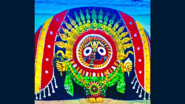 Suna Besha 2022 Greetings: Sudarsan Pattnaik Dedicates Sand Art To Celebrate Lord Jagannath, Balabhadra and Subhadra (View Pic)