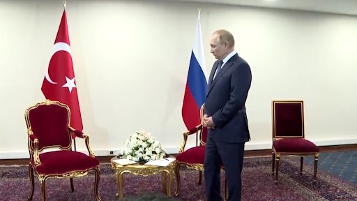 Russia President Vladimir Putin Left Waiting, Fidgeting by Turkey President Tayyip Erdogan Ahead of Talks in Tehran (Watch Video)