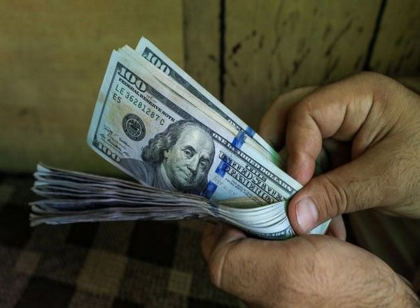USD vs INR: Indian Rupee Falls 18 Paise to Close at 81.85 Against US Dollar