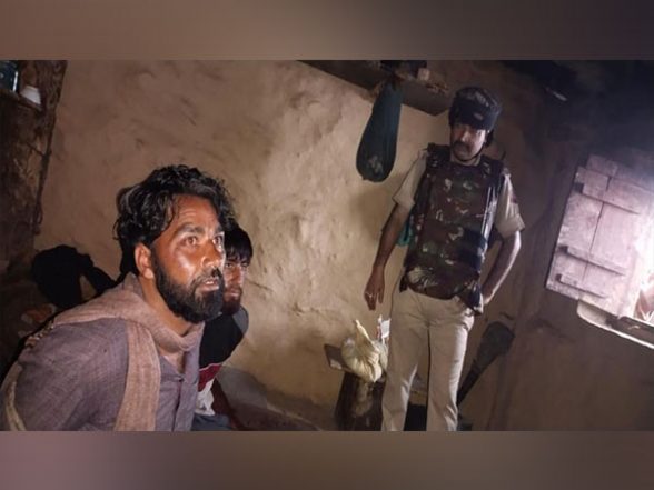 India News | Most Wanted LeT Terrorists Overpowered by Villagers in J-K, Handed over to Police - Vimarsana News