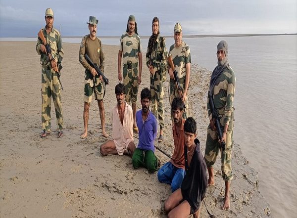 World News | BSF Arrests Four Pakistani Fishermen, Seizes 10 Boats Along India-Pakistan Border