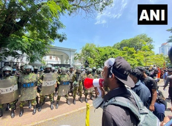 World News | Sri Lanka PM Declares Emergency as President Rajapaksa Flees to Maldives