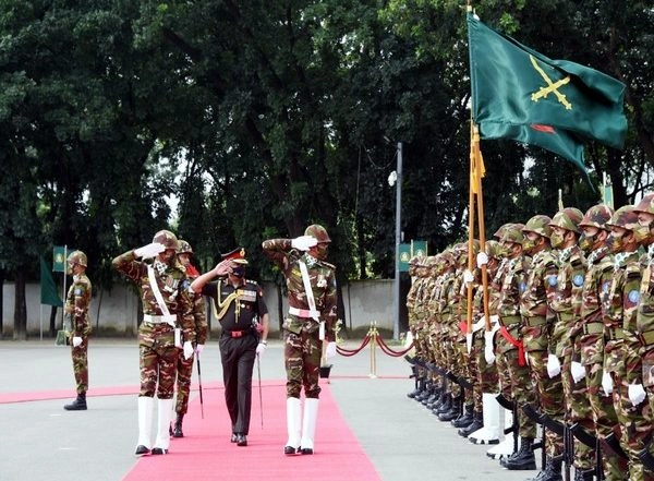 World News | Indian Army Chief Receives Guard of Honour in Bangladesh