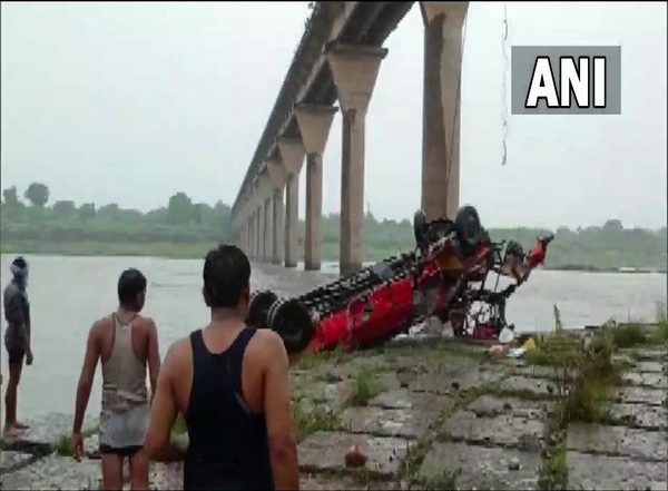 India News | Maharashtra Roadways Bus Falls into MP River: 13 Dead, Search Ops Underway for Missing