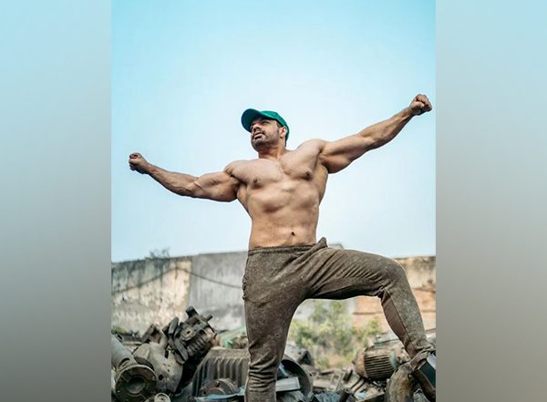 India News | YouTuber Gaurav Taneja Aka Flying Beast Arrested After Fans Flock to Noida Metro Station to Celebrate His Birthday