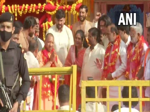 India News | Yogi Adityanath Offers Prayer at BhagyaLaxmi Mandir in Hyderabad - Vimarsana News
