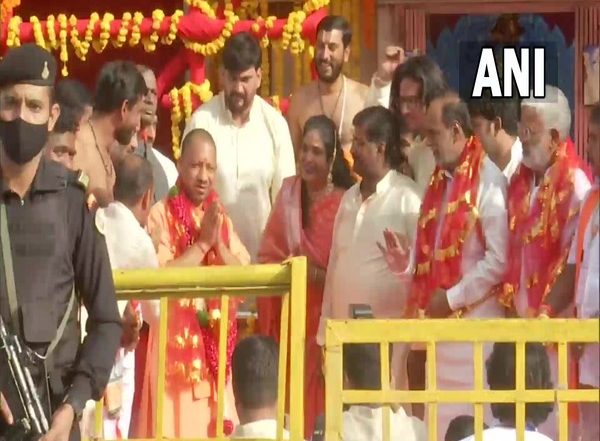 Uttar Pradesh CM Yogi Adityanath Offers Prayer at BhagyaLaxmi Mandir in Hyderabad (Watch Video)