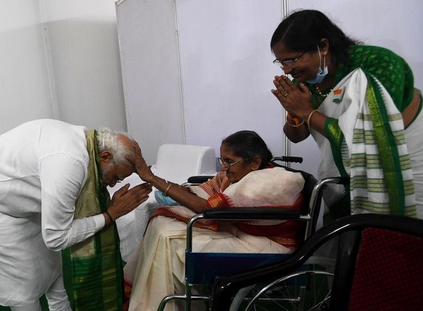 India News | PM Modi Meets Family of Freedom Fighter Pasala Krishna Murthy in Andhra, Seeks Blessings