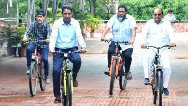 India News | Greater Visakhapatnam Municipal Corporation Employees Reach Office on Bicycles to Curb Air Pollution