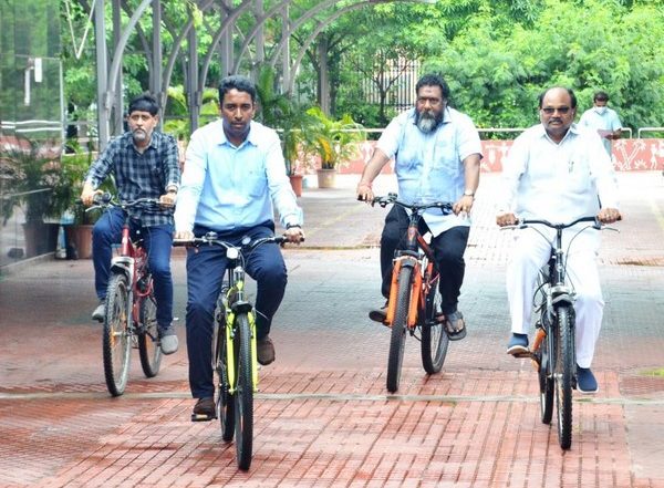 India News | Greater Visakhapatnam Municipal Corporation Employees Reach Office on Bicycles to Curb Air Pollution