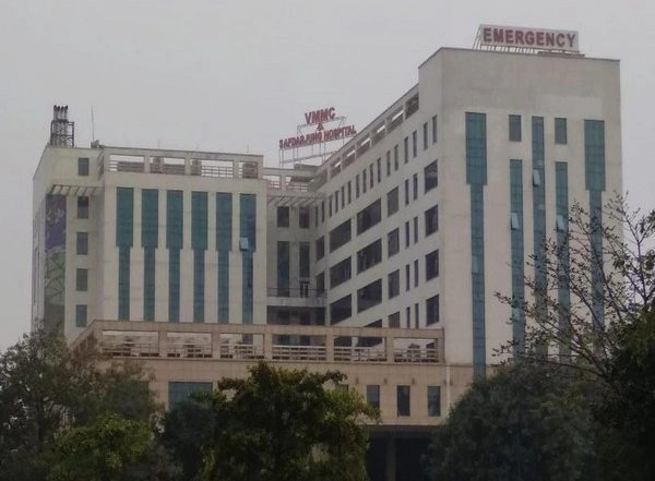 India News | Five Safdarjung Doctors Debarred from Duty After Pregnant Woman Delivers Baby Outside Hospital