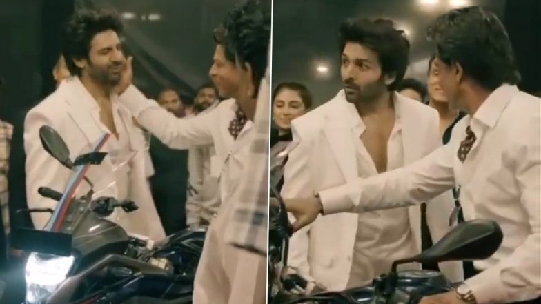 Shah Rukh Khan Hugs Kartik Aaryan and Pats His Cheeks at an Event, Fans Call Him ‘True Rockstar’ (Watch Video)