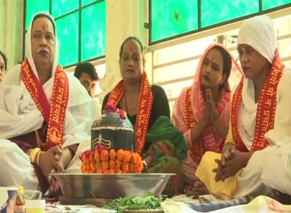 India News | Hindu Body, Transgenders Hold Rudrabhishek in Kanpur to Destroy Elements Depicting Hindu Gods Indecently