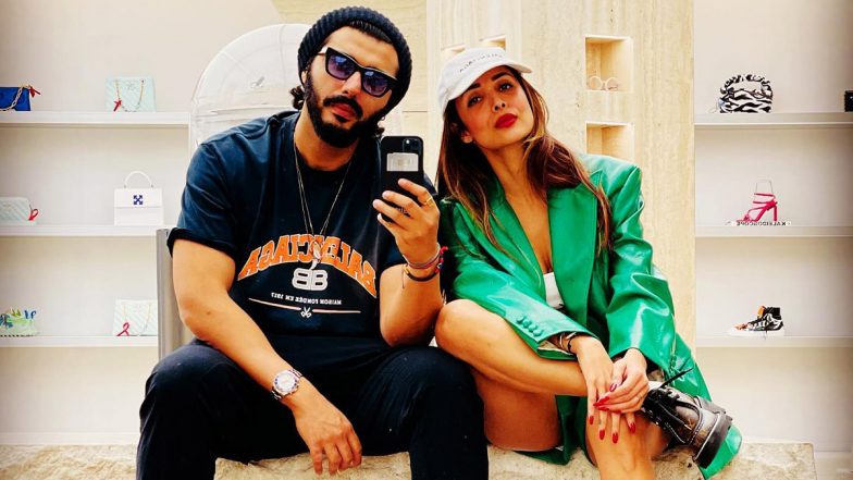 Arjun Kapoor Poses For A Selfie With ‘Shopaholic’ Malaika Arora (View Pic)