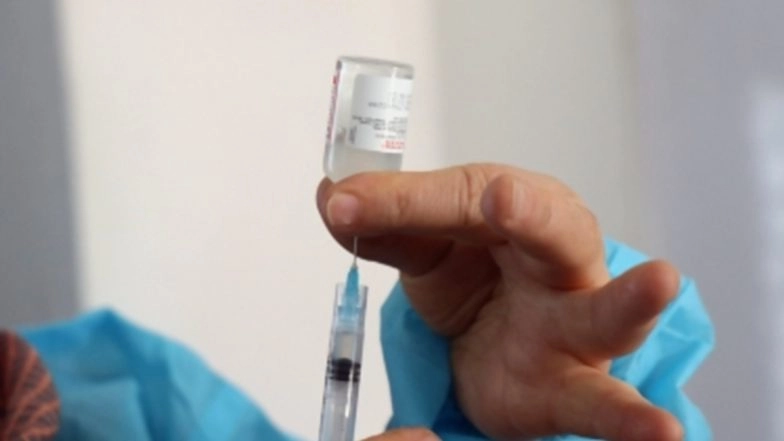 Uttar Pradesh: Ambulance Driver Gives Injection to Patient in Ballia Hospital, Health Department Seeks Clarification After Video Goes Viral