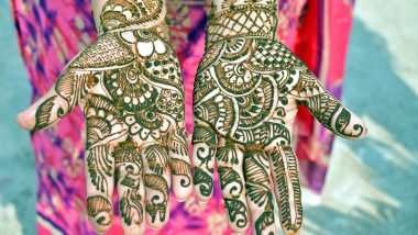 2-Minute Hariyali Teej 2022 Quick Mehndi Designs: New Henna Patterns and Arabic Mehndi Ideas To Celebrate Sawan Ki Teej (Watch Videos)