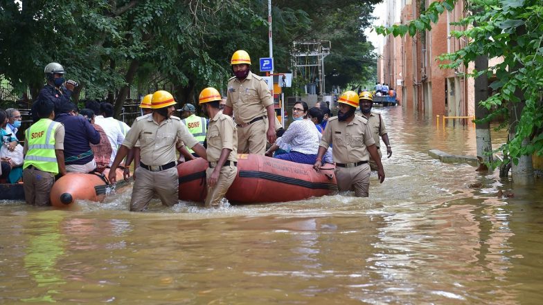 Godavari Flood: Indian Navy Conducts Rescue, Relief Operations in Marooned Villages in Andhra Pradesh's Eluru District - Vimarsana News