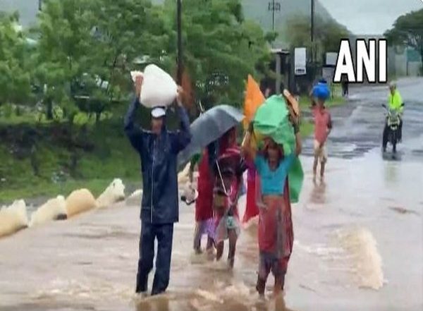 India News | Villagers Forced to Carry Children, Belongings on Shoulders as Rain Floods River, Drains in Nashik