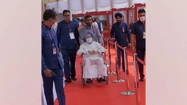 India News | Presidential Election: Manmohan Singh Arrives in Wheelchair to Cast Vote, Garners Social Media Attention