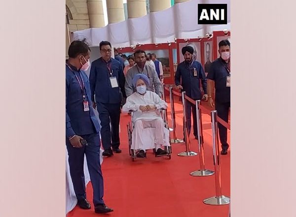 India News | Presidential Election: Manmohan Singh Arrives in Wheelchair to Cast Vote, Garners Social Media Attention