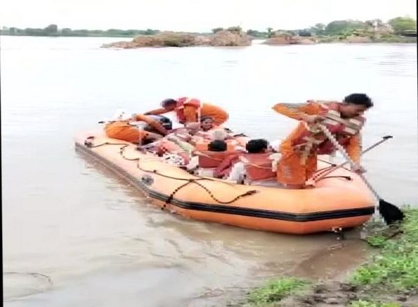 India News | Maharashtra: SDRF Rescues 15 People Stranded in Flood-like Situation in Bhandara