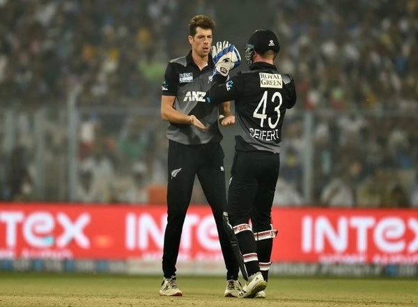Sports News | New Zealand All-rounder Mitchell Santner Tests COVID-19 Positive Ahead of Ireland Tour