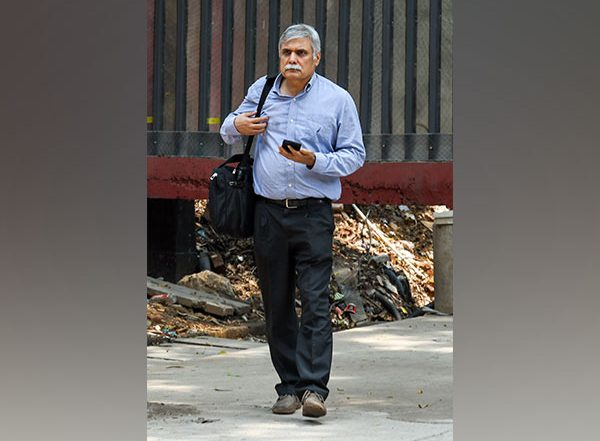 India News | NSE Phone Tapping Case: Delhi HC Issues Notice to ED, CBI on Ex-Mumbai Police Chief Sanjay Pandey Petitions