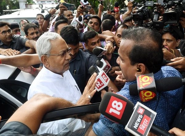 India News | Nitish Kumar Breaks Ties with BJP, to Take Oath as Bihar CM on Wednesday;  Tejashwi Yadav to Be Deputy CM