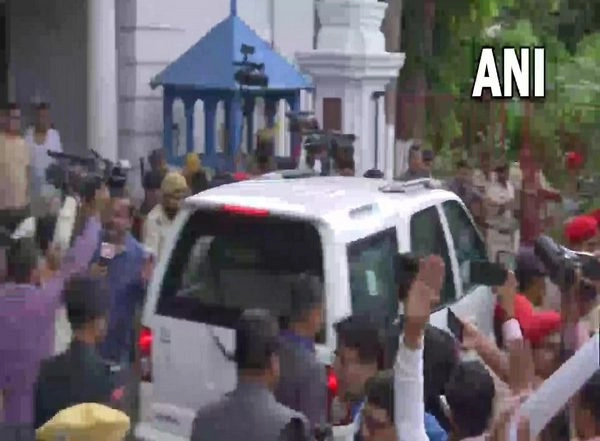 India News | Bihar Political Crisis: CM Nitish Kumar Arrives at Raj Bhavan to Meet Governor