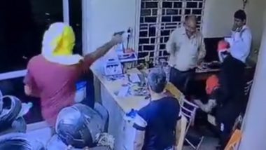 Uttar Pradesh: Masked Men Loot Rs 6 Lakh at Gunpoint From Businessman’s Office in Prayagraj (Watch Video)