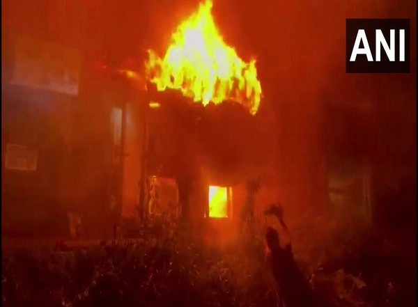 India News | Fire Engulfs Shops in J-K's Baramulla