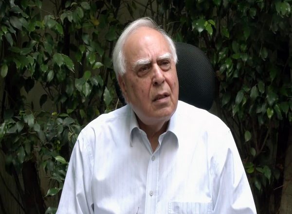 India News | CBI is 'uncaged Parrot' Whose Plumes Are Saffron, Says Kapil Sibal