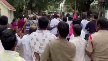 India News | Scuffle Between BJYM and TRS Workers in Hyderabad