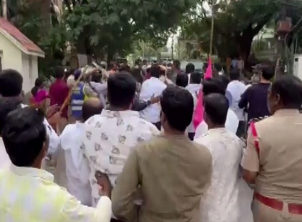 India News | Scuffle Between BJYM and TRS Workers in Hyderabad