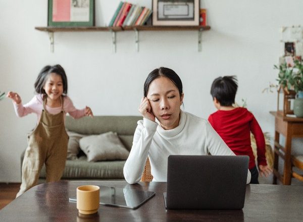 Lifestyle News | Study: Using Digital Media to Relax is Linked to Poor Parenting Practices