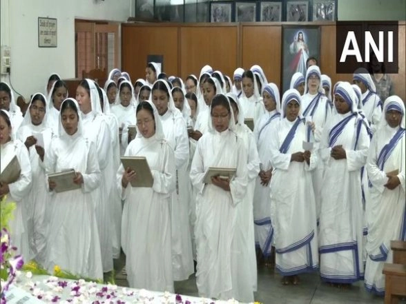 Prayers Offered in Memory of Mother Teresa on Her 112th Birth Anniversary in Kolkata 
