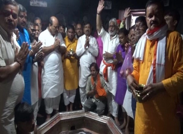 India News | Purification Ritual Conducted at Bihar's Gaya Temple After Non-Hindu Minister Enters with CM Nitish Kumar