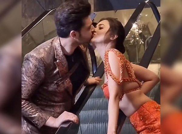 Entertainment News | Karan Kundrra, Tejasswi Prakash Share Kiss in Most Adorable Way, Watch Video