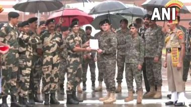 Independence Day 2022: BSF, Pakistan Rangers Exchange Sweets At International Border in Jammu and Kashmir; Watch Video